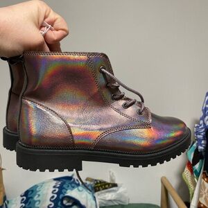 Old navy dr Martin style girls boots Irredescent purplish color.Size 5.valentine